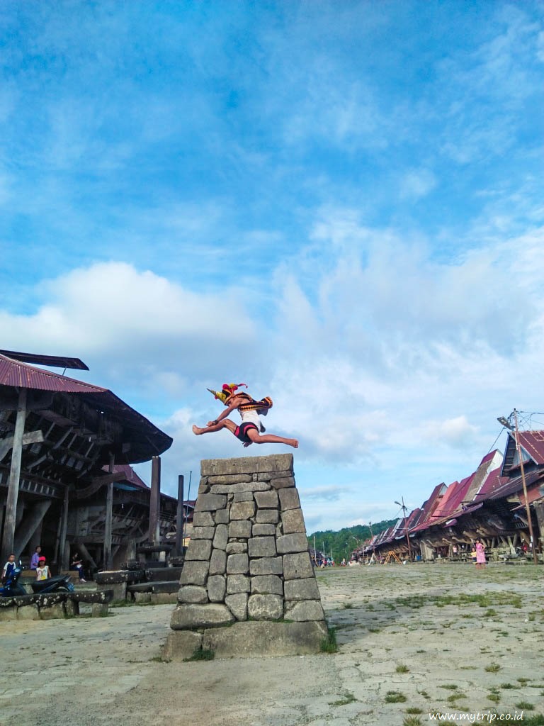 YANG UNIK DARI TRADISI LOMPAT BATU DI NIAS